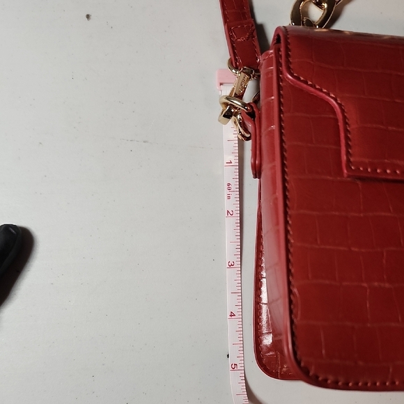 Like Dreams Like New Croc Texture Crossbody Bag with Chain Handle And Long Strap - Picture 6 of 8